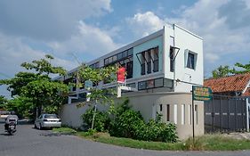 RedDoorz near Stasiun Tawang Semarang